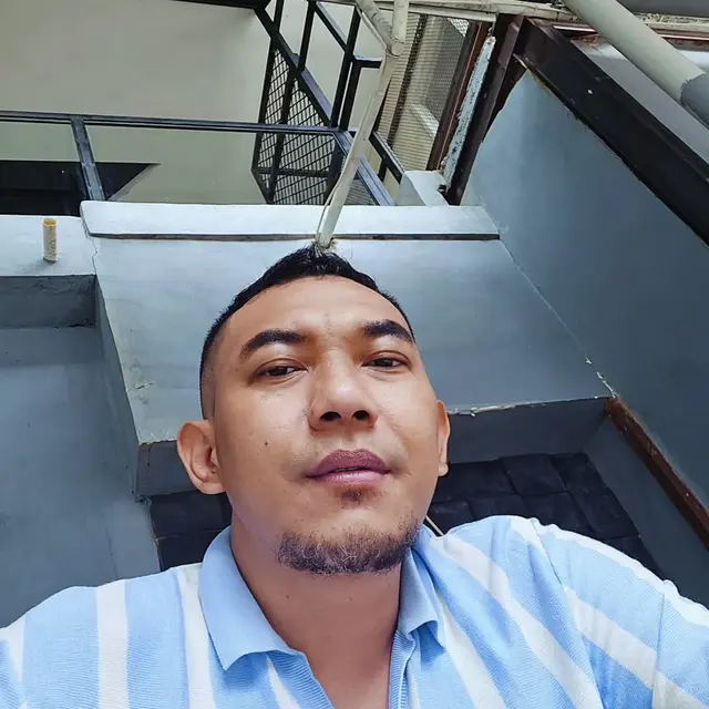 9 Potret Suami Mpok Alpa yang Selalu Setia Mendampingi