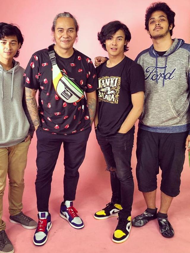 Dua anak Ferdy Tahier memutuskan jadi penyanyi (https://www.instagram.com/p/B0r6-npH676/)