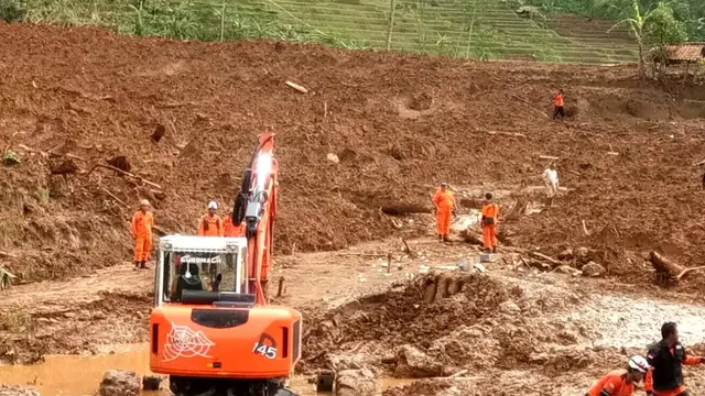 Pencarian korban hilang Longsor Gunung Lio, Brebes. (Foto: Liputan6.com/BPBD/Muhamad Ridlo)
