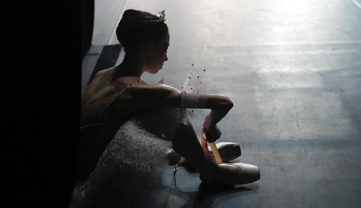 Seorang peserta Kompetisi Balet Internasional XIV bersiap-siap di belakang panggung sebelum tampil di New Stage of the Bolshoi Theater, Moskow, Rusia, 8 Juni 2022. (AP Photo/Alexander Zemlanichenko)