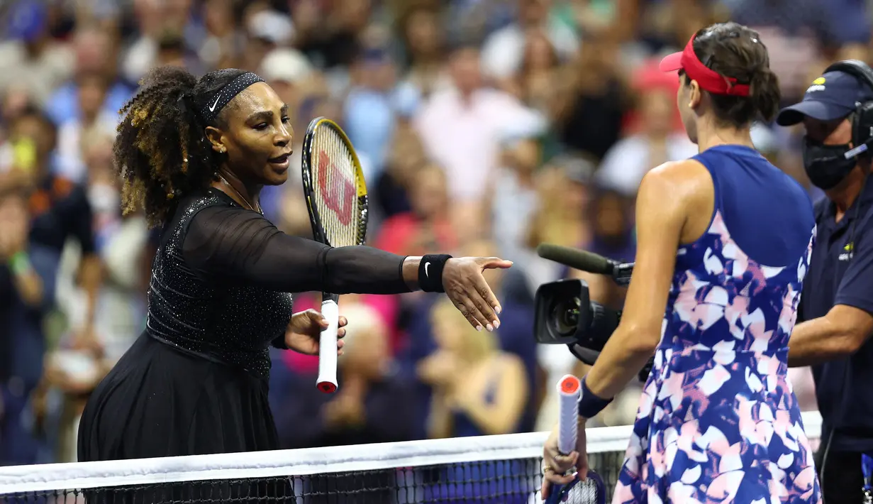 Petenis Amerika Serikat, Serena Williams berjabat tangan dengan Ajla Tomlijanovic dari Australia usai pertandingan putaran ketiga kejuaraan tenis AS Terbuka di New York (2/9/2022). Williams memiliki 366 kemenangan pertandingan besar dalam kariernya, 102 di antaranya terjadi di Ashe, terbanyak sepanjang masa. (Elsa/Getty Images/AFP)