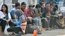Penumpang arus balik duduk beristirahat disekitar Stasiun Senen, Jakarta, Sabtu (1/7). Berdasarkan data dari PT Kerata Api Indonesia (KAI), sebanyak 25.406 penumpang kereta api telah tiba di Jakarta hingga pukul 14.00 WIB. (Liputan6.com/Yoppy Renato)