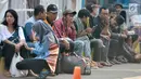 Penumpang arus balik duduk beristirahat disekitar Stasiun Senen, Jakarta, Sabtu (1/7). Berdasarkan data dari PT Kerata Api Indonesia (KAI), sebanyak 25.406 penumpang kereta api telah tiba di Jakarta hingga pukul 14.00 WIB. (Liputan6.com/Yoppy Renato)