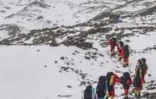 Siapa Orang Pertama Sukses Mendaki Puncak Gunung Everest?