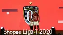 Pemain Bali United, Gunawan Dwi Cahyo, memamerkan jersey Bali United saat launching Shopee Liga 1 di Hotel Fairmont, Jakarta, Senin (24/2). Sebanyak 18 klub pamerkan jersey untuk kompetisi Shopee Liga 1 2020. (Bola.com/Yoppy Renato)