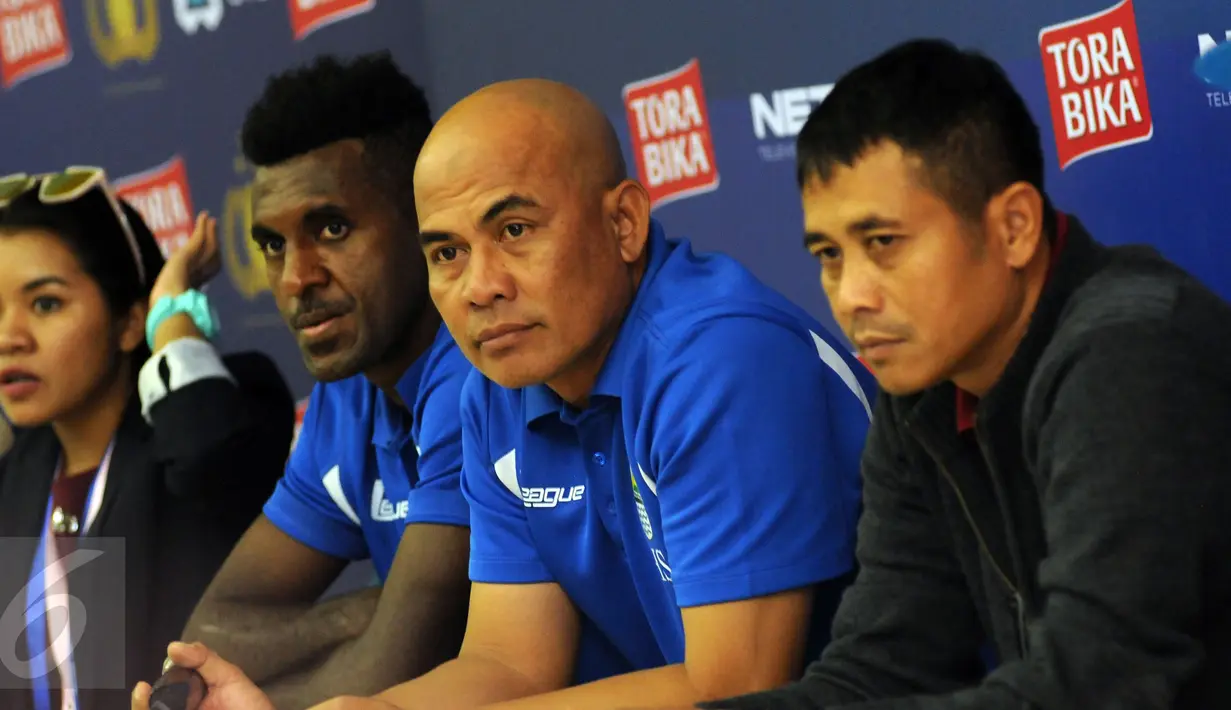 Asisten pelatih Persib, Herry Setiawan (ketiga kanan) menyimak pertanyaan jelang laga final Turnamen Piala Bhayangkara di Stadion GBK Jakarta, Sabtu (2/4/2016). Laga final mempertemukan Persib Bandung dan Arema Cronus. (Liputan6.com/Helmi Fithriansyah)