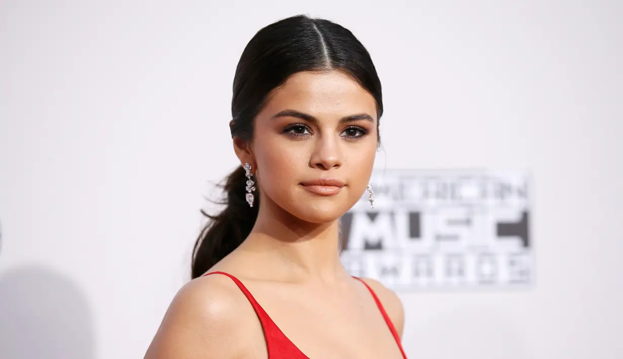 Music Awards (AMA) 2016 di Los Angeles, California, Minggu (20/11). Selena Gomez membuat kemunculan pertamanya di hadapan publik setelah rehat sejak Agustus lalu. (REUTERS/Danny Moloshok)