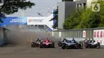 Sejumlah pembalap melaju dalam balapan Formula E 2023 Jakarta seri ke-11 di Jakarta International E-Prix Circuit (JIEC), Jakarta, Minggu (4/6/2023). (Liputan6.com/Herman Zakharia)