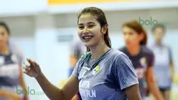 Dian Wijayanti tetap bersemangat saat berlatih bersama Timnya Jakarta Elektrik PLN pada Lanjutan Proliga 2016. (Bola.com/Nicklas Hanoatubun)