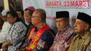Ketua Umum Lembaga Persahabatan Ormas Islam (LPOI) Said Aqil Siradj (dua kanan) saat menghadiri deklarasi Pemilu Damai di Jakarta, Jumat (22/3). LPOI siap menjaga proses Pemilu 2019 yang bersih, jujur, dan damai. (Liputan6.com/Angga Yuniar)
