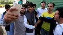 Senyum Arshad Khan setelah diwawancarai  sebuah televisi di Islamabad, Pakistan (20/10). Khan yang sebelumnya seorang penjual teh mendadak terkenal setelah fotonya menjadi viral media sosial. (Reuters/Faisal Mahmood)