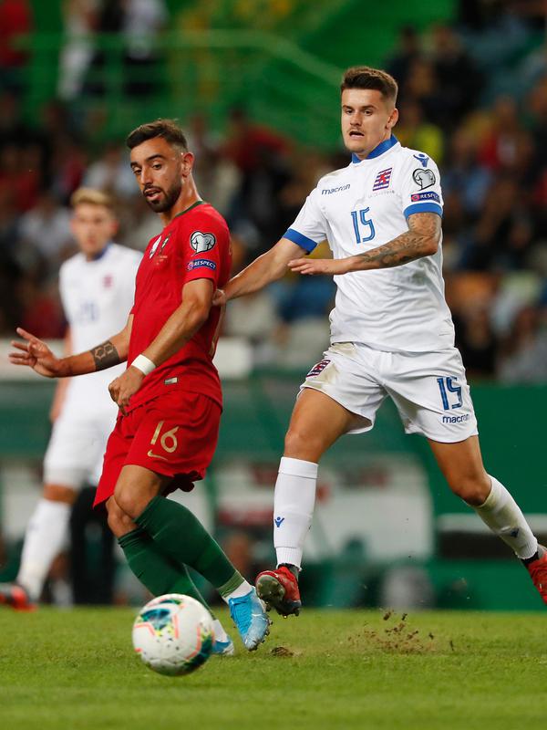 Gelandang timnas Portugal Bruno Fernandes berebut bola dengan pemain timnas Luksemburg, Olivier Thill dalam laga lanjutan Grup B Kualifikasi Piala Eropa 2020 di Estadio Jose Alvalade, Jumat (11/10/2019). Portugal meraih kemenangan 3-0 atas tamunya, Luksemburg. (AP/Armando Franca)