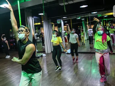 Instruktur mengenakan masker dan face shield pada sesi kelas senam Bolly’D (Bollywood Fitness Dance) di Raga Studio, Jakarta, Senin (15/6/2020). Beberapa pusat kebugaran menerapkan protokol kesehatan untuk mencegah penularan Covid-19. (Liputan6.com/Faizal Fanani)