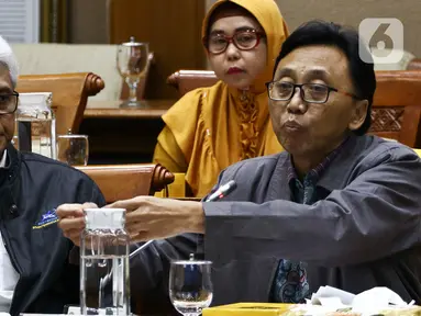 Kepala Badan Tenaga Nuklir Nasional (Batan), Anhar Riza Antariksawan (kanan) mengikuti Rapat Dengar Pendapat (RDP) dengan Komisi VII DPR di Kompleks Parlemen, Jakarta, Kamis (20/2/2020). Rapat membahas temuan radiasi radioaktif di Perumahan Batan Indah, Tangerang Selatan. (Liputan6.com/Johan Tallo)