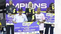 Pemain Petrokimia Gresik Pupuk Indonesia Mediol Stiovanny Yoku menerima penghargaan sebagai pemain terbaik atau MVP dan best outside hitter Livoli Divisi Utama 2025. (foto: instagram @mojisports_)