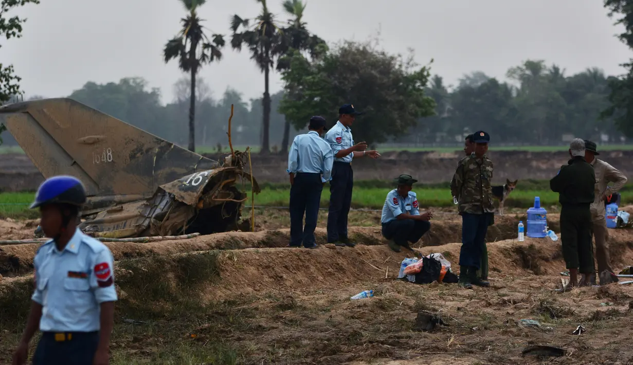 Tentara Myanmar menjaga reruntuhan jet tempur yang jatuh di area persawahan desa Kyunkone, berjarak satu jam dari ibu kota Naypyidaw, Selasa (3/4). Kantor kepala militer menyebut kecelakaan pesawat tempur itu dikarenakan kesalahan teknis. (AFP Photo)