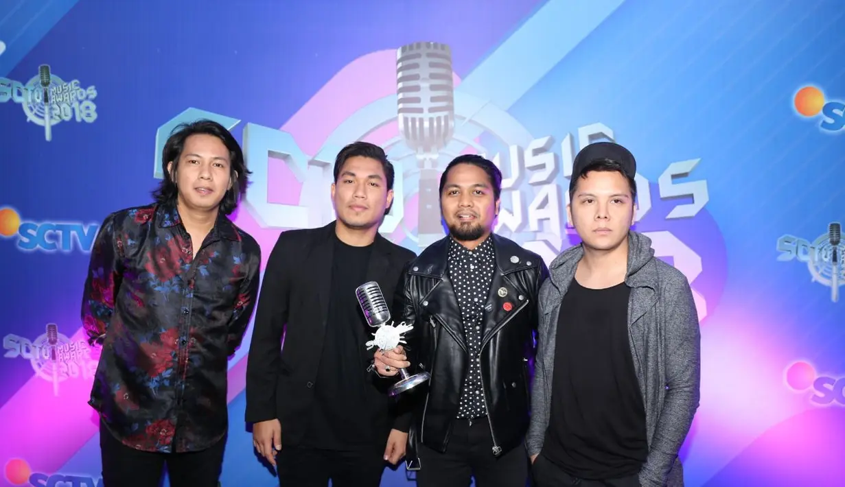 Band yang digawangi Rizal Disandi, Meri Yandi, Andha Gusriadi, Endra Prayoga, Argha, dan Andika Maihendra Yuda, ini bersyukur kembali dinobatkan sebagai Grup Band Paling Ngetop. (Adrian Putra/Bintang.com)