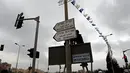 Pekerja memasang papan penunjuk jalan menuju Kedutaan Besar Amerika Serikat (AS) di Yerusalem, Senin (7/5). Rambu jalan yang ditulis dalam bahasa Inggris, Ibrani dan Arab itu dipasang dekat lokasi kedutaan di Yerusalem selatan. (AFP/THOMAS COEX)
