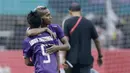 Gelandang Persita Tangerang, Muhammad Toha, memeluk Hari Habrian, usai ditaklukkan Kalteng Putra pada laga Liga 2 di Stadion Pakansari, Jawa Barat, Selasa (4/12). Kalteng menang 2-0 atas Persita. (Bola.com/M. Iqbal Ichsan)