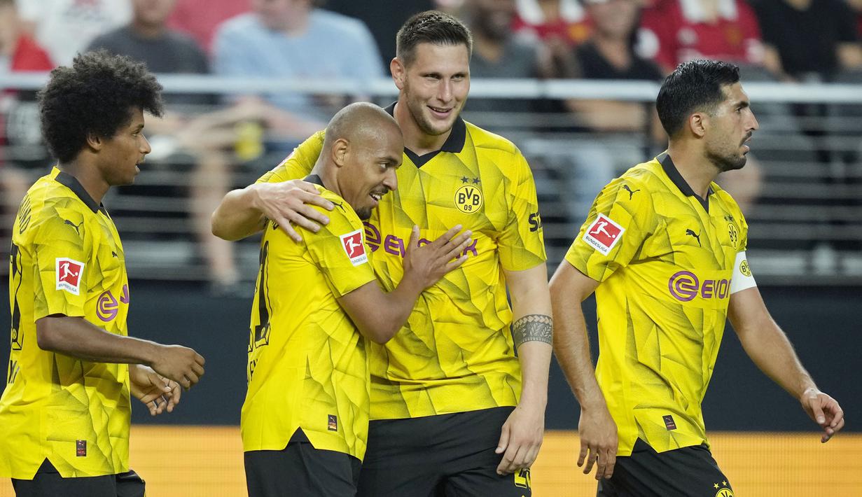 Pemain Borussia Dortmund merayakan kemenangan atas Manchester United dalam laga uji coba pramusim yang digelar di Allegiant Stadium, Las Vegas, Senin (31/7/2023). MU takluk 2-3 dari Dortmund. (AP Photo/John Locher)