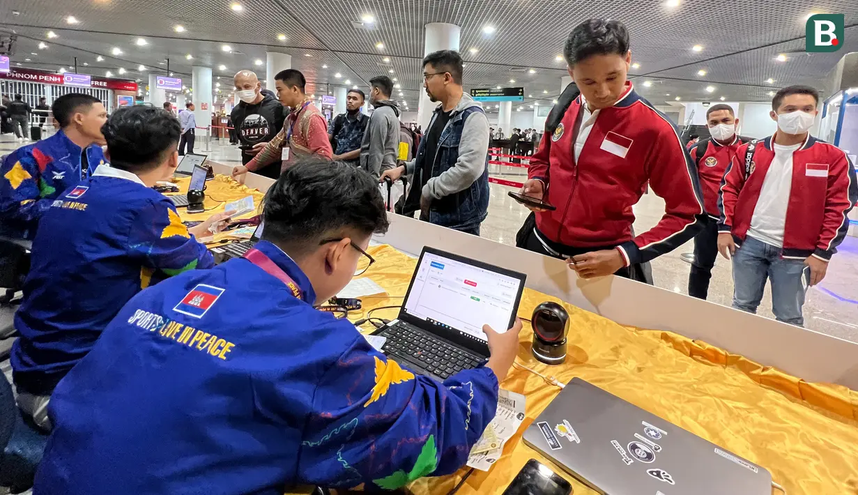 <p>Antrian kontingen Indonesia sedang melakukan registrasi ID card SEA Games 2023 Kamboja di Bandara Internasional Phnom Penh, Kamboja, pada Jumat (28/4/2023). Proses registrasi berupa penempelan hologram untuk kontingen dan wartawan. (Bola.com/Abdul Aziz)</p>