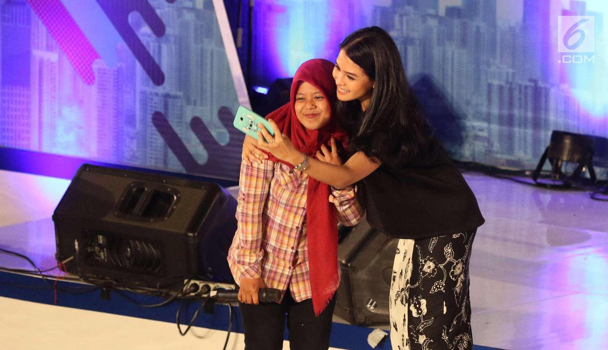 Pengunjung berselfie dengan Maudy Ayunda selama EGTC 2017 di Universitas Gadjah Mada, Yogyakarta, Rabu (1/11). EGTC 2017 menghadirkan tokoh-tokoh inspiratif bertujuan agar para mahasiswa memperoleh pengalaman dan wawasan baru. (Liputan6.com/Helmi Afandi)