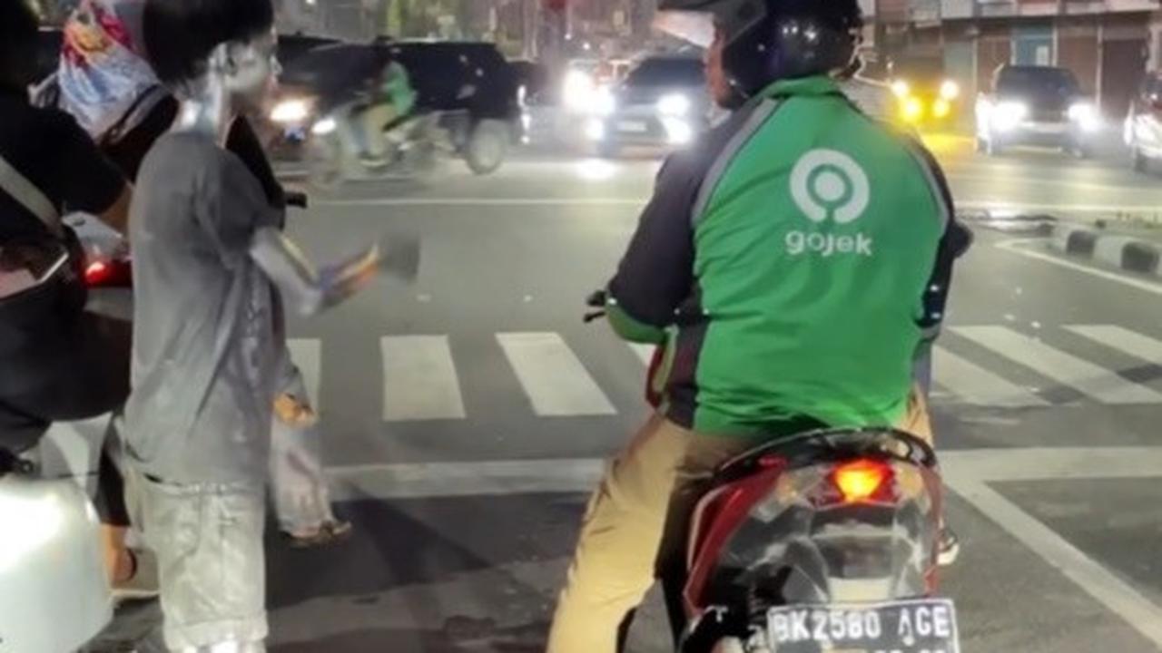 Tak Ada Ongkos, Momen Ojol Bantu Manusia Silver Pulang Ini Jadi Sorotan