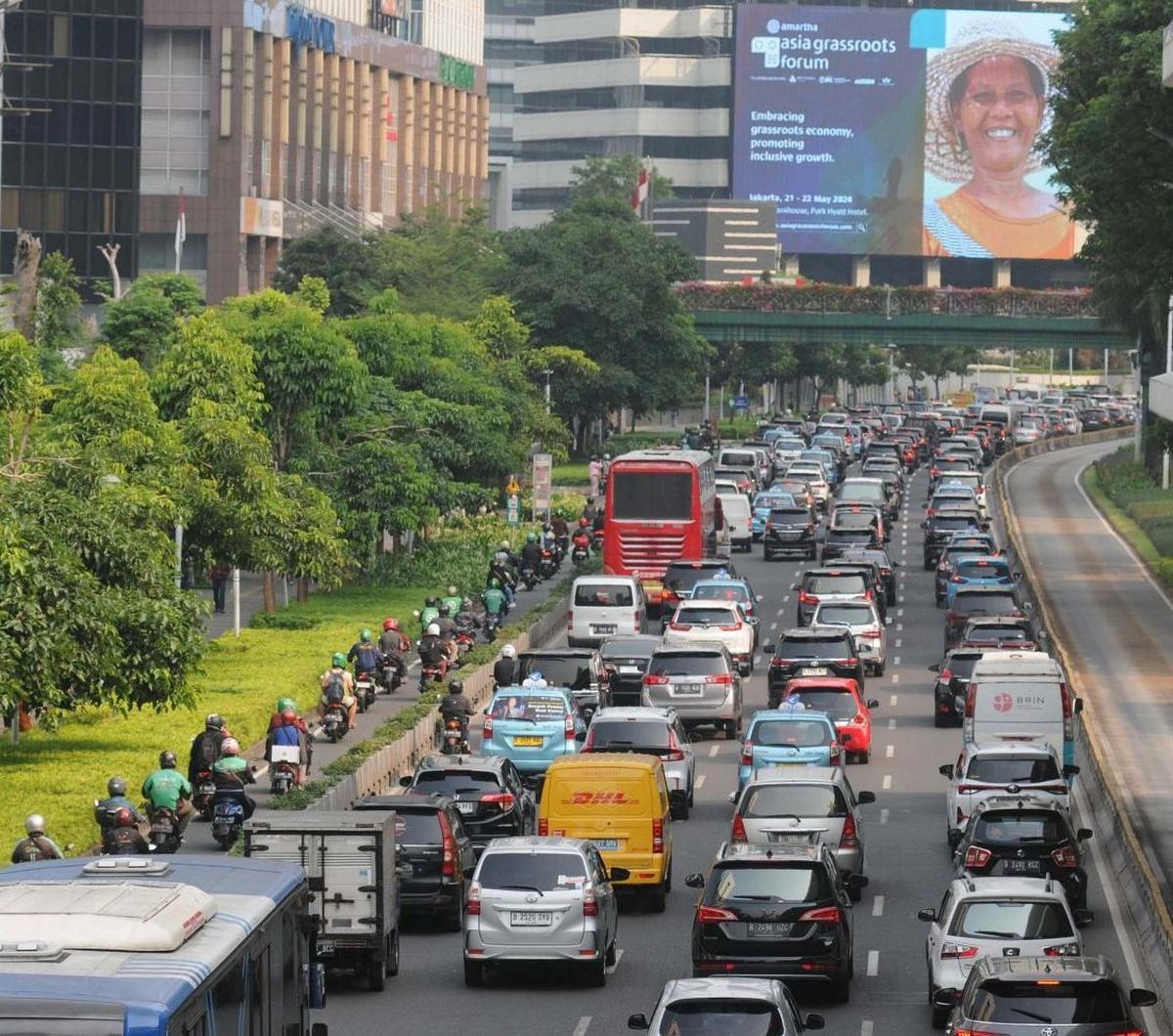 Sementara anggota Komisi B DPRD DKI, Muhammad Taufik Zoelkifli, mendukung pembatasan kepemilikan dan usia kendaraan bermotor sehingga kemacetan dan polusi udara di Jakarta dapat diatasi. <br><br>"Tujuan pembatasan kendaraan ini untuk mengurangi kemacetan 
