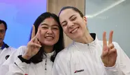 Dua pemain tim voli putri Jakarta Pertamina Enduro (JPE), Gendis Azzahra (kiri) dan Giovanna Milana berfoto bersama pada acara peluncuran dan perkenalan tim Jakarta Pertamina jelang Proliga 2024 di Grha Pertamina, Jakarta, Rabu (17/4/2024). (Bola.com/Abdul Aziz)