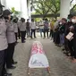 Puluhan pengunjuk rasa membawa keranda mayat ke depan DPRD Kabgor (Arfandi Ibrahim/Liputan6.com)