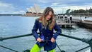 Saat berkunjung ke Australia, Luna Maya tampil modis dalam balutan brand Gucci. Ia mengenakan ocean print shirt dengan viscose jacket warna dark blue yang classy. Penampilannya itu dilengkapi dengan jacquard legging berwarna hijau neon serta shoulder bag Gucci berwarna coklat. (Instagram/lunamaya).