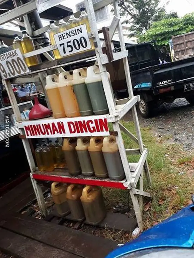 6 Spanduk Jual Bensin Ini Unik Banget, Bikin Ngakak