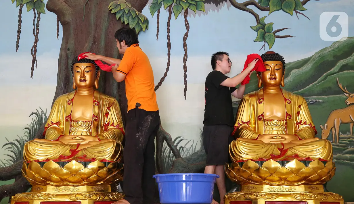 Warga keturunan Tionghoa membersihkan patung budha dan area ibadah lainnya di Vihara Amurva Bhumi, Jakarta, Rabu (22/1/2025). (Liputan6.com/Angga Yuniar)