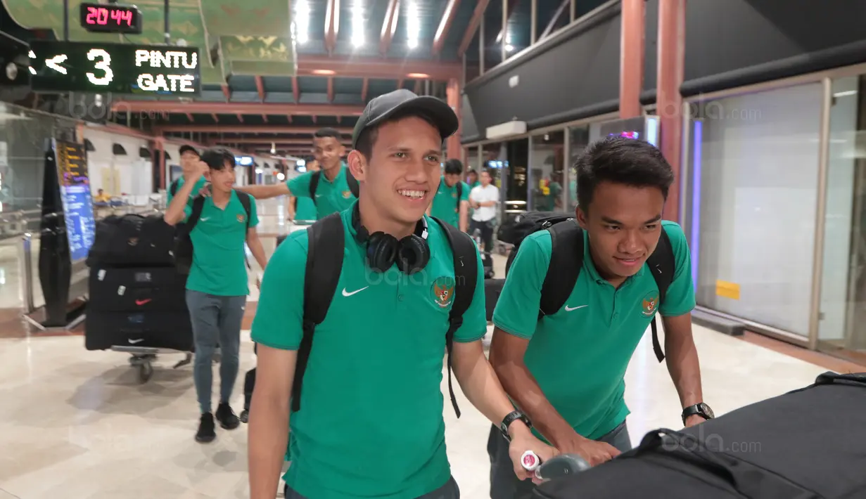 Pemain Timnas U-19, Egy Maulana dan rekan setimnya bersiap melakukan check in di Bandara Soekarno-Hatta, Cengkareng, (28/10/2017). Timnas U-19 akan mengikuti kualifikasi Piala Asia di Korea Selatan. (Bola.com/Nicklas Hanoatubun)