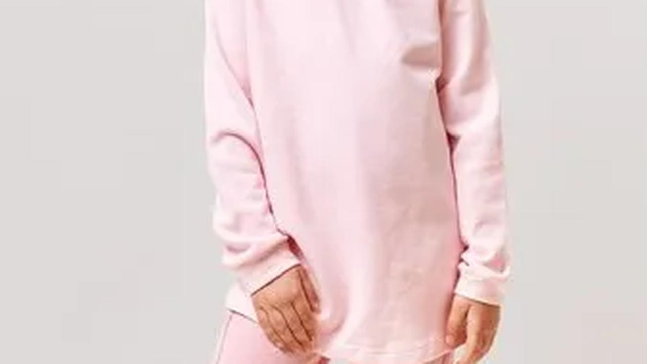 Dengan melihat jejak sejarah ini, kita dapat lebih memahami evolusi warna pink dari sekadar warna pakaian menjadi simbol yang sangat erat dengan identitas perempuan.