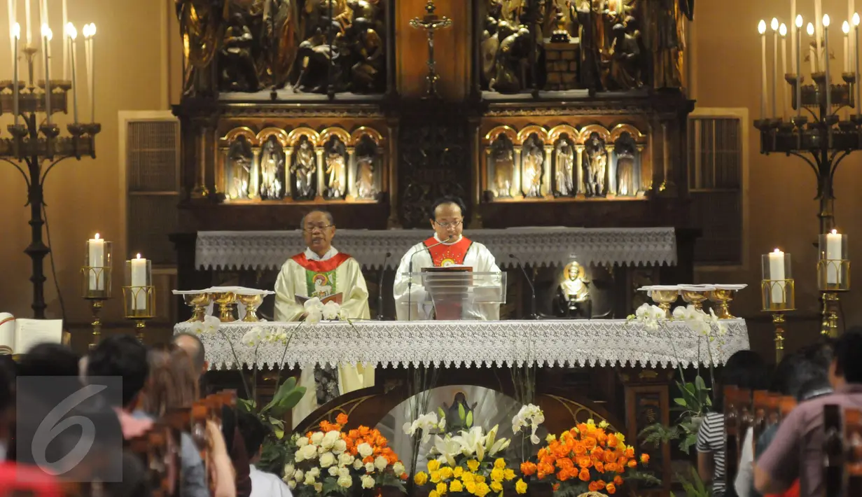 Ribuan jemaat merayakan malam Misa Natal di Gereja Katedral, Jakarta, Sabtu (24/12). Misa Natal  pertama dipimpin oleh Romo Stephanus Bratakartana dan Alexius Andang L Binawan. (Liputan6.com/Helmi Afandi)