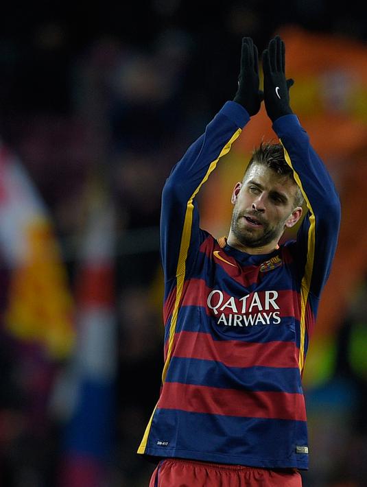 Bek Barcelona, Gerard Pique melakukan selebrasi usai mencetak gol keduanya kegawang AS Roma pada laga Grup E Liga Champions di Camp Nou, Spanyol, Rabu (25/11). Barcelona menang telak atas AS Roma dengan skor 6-1. (AFP/Lluis GENE)