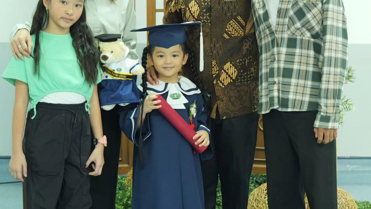 Sarwendah dan Ruben Onsu Terlihat Bersama di Kelulusan TK Anak, Foto Bareng Juga