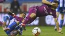 Pemain Wigan Athletic,  Nathan Byrne menjegal penyerang Manchester City, Sergio Aguero (kanan) pada laga babak kelima Piala FA di DW Stadium, Wigan, (19/2/2018). Manchester City kalah 0-1. (AFP/Oli Scarff)