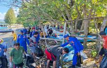 Polairud dan Nelayan Bersinergi dalam Aksi Pembersihan Sampah Laut Morotai