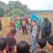 Sejumlah warga mendekati lokasi penemuan mayat di tanah merah Pancoran Mas, Depok. (Liputan6.com/Dicky Agung Prihanto)