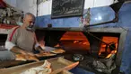 Seorang tukang roti Irak menyiapkan roti isi selama bulan suci Ramadan di toko rotinya di sebuah pasar populer di Baghdad (24/5/2019). Baghdad adalah kota terbesar kedua di Asia Barat Daya setelah Teheran, dengan populasinya pada 2003 diperkirakan mencapai 5.772.000. (AFP Photo/Ahmad Al-Rubaye)