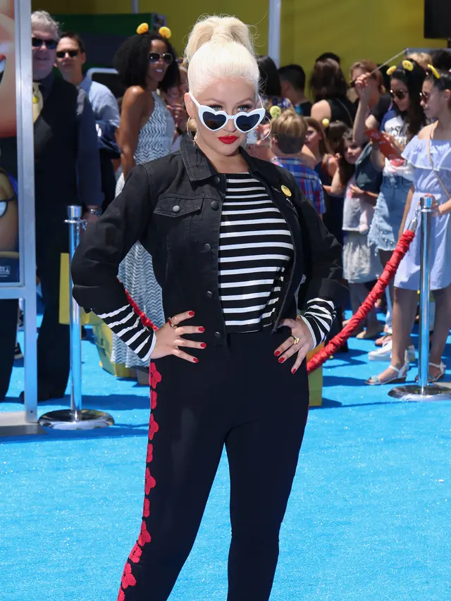 Christina Aguilera Tampil Modis di Premier The Emoji Movie