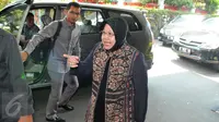 Walikota Surabaya, Tri Rismaharini saat tiba di kantor Kementerian PANRB, Jakarta, Selasa (4/8/2015). Risma mendatangi Kemenpan-RB dalam rangka optimalisasi pelayanan publik dan reformasi birokrasi di daerah. (Liputan6.com/Andrian M Tunay)