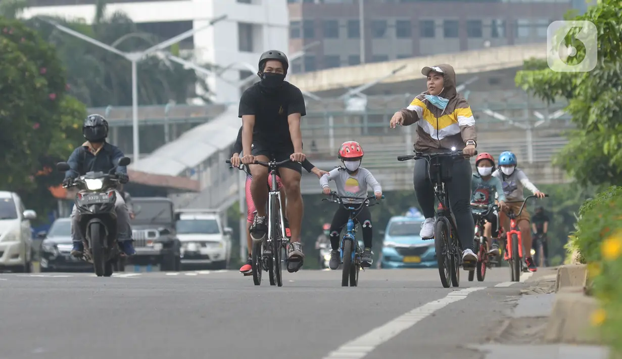 Warga bersepeda di sepanjang Kawasan MH Thamrin,Jakarta, Jumat (30/10/2020). Aktivitas memilih berolahraga sepeda sebagai alternatif liburan panjang sekaligus menjaga imunitas tubuh di tengah pandemi virus Corona. (merdeka.com/Imam Buhori)