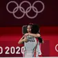 Greysia Polii/Apriyani Rahayu meraih medali emas Olimpiade Tokyo 2020 setela mengalahkan pasangan China, Jia Yifan/Chen Qingchen di Musashino Sports Plaza, Senin (2/8/2021). (AFP/Pedro Pardo)