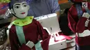 Perajin, menjahit baju untuk miniatur ondel-ondel dari botol plastik di rumah produksi Kramat Jati, Jakarta, Rabu (28/11). Miniatur yang terbuat dari plastik diproduksi 50-80 buah dengan omset 5-8 Juta perbulan. (Liputan6.com/Herman Zakharia)