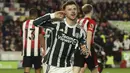 Manchester United berhasil membawa pulang satu poin saat bertandang ke markas Brentford di Gtech Community Stadium, Minggu (31/3/2024) dini hari WIB dalam laga pekan ke- Premier League 2023/2024. Dalam laga yang berkesudahan 1-1 tersebut gawang MU harus menerima sekitar 31 tembakan dari para pemain Brentford meski akhirnya mampu unggul terlebih dahulu lewat gol Mason Mount saat injury time babak kedua memasuki menit ke-6. Tiga menit kemudian Brentford mampu menyamakan skor 1-1 lewat Kristoffer Ajer. (AP Photo/Ian Walton)