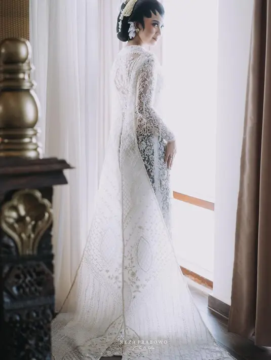 Train atau ekor, biasa dipakai sebagai aksen yang memperindah kebaya pernikahan. Kali ini dengan sentuhan ala sayap, karena train terpasang dari bagian punggung Nabila Maharani. [Foto: @rezaprabowophoto]