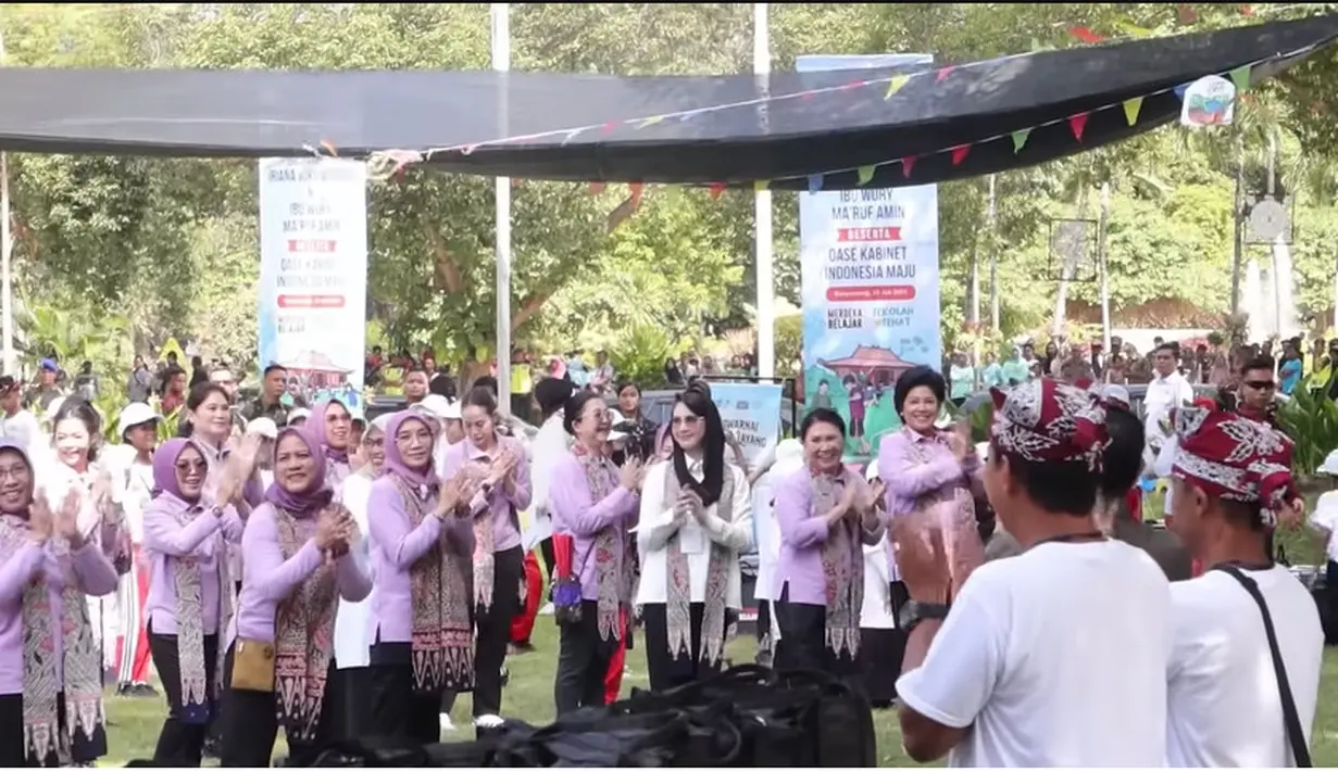 Arumi bersyukur karen agenda dinasnya mendampingi istri Presiden Jokowi yang ke Banyuwangi, Jawa Timur. Agenda pertamanya adalah senam bersam hingga bermain mainan tradisional dengan ratusan anak PAUD dan Sekolah Dasar. [Youtube/Arumi Bachsin]